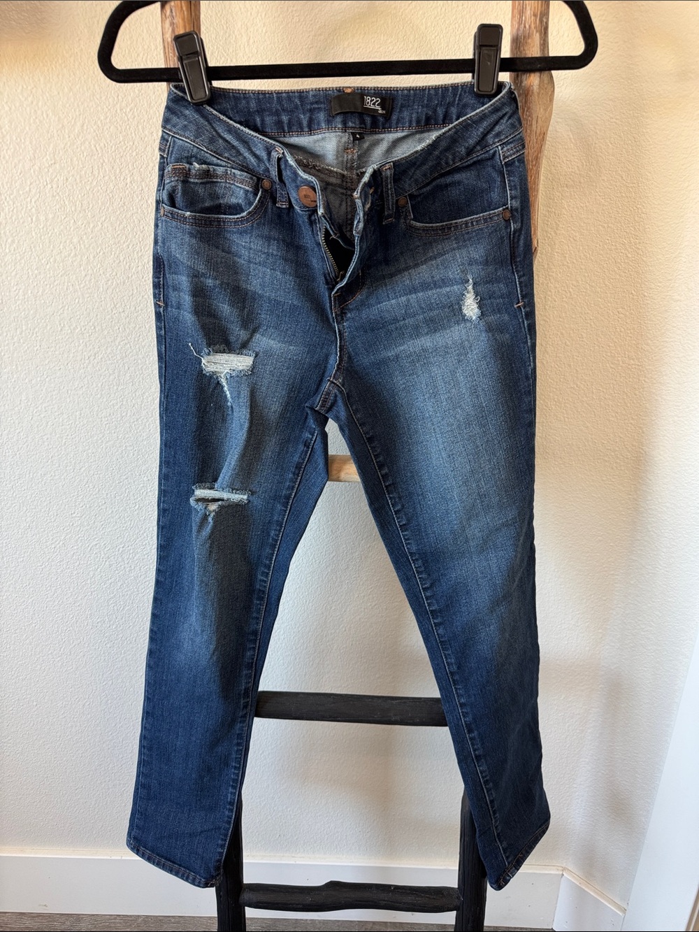 1822 Distressed Dark Blue Women’s Jeans by